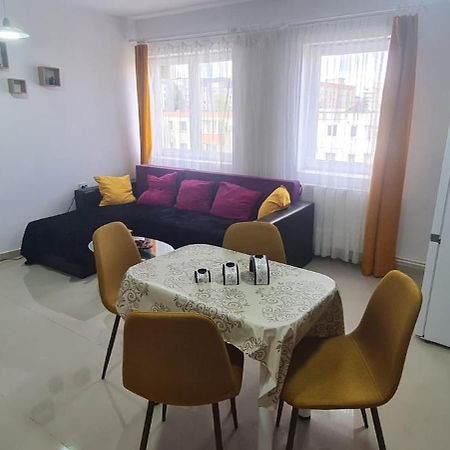 Cosy 2 Bedroom Apartment In New Town Brassó Kültér fotó